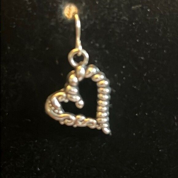 Handcrafted silver tone heart earrings. - Picture 3 of 4